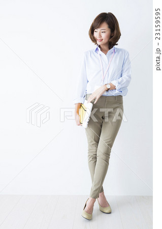 若い女性 若い女性 23159595