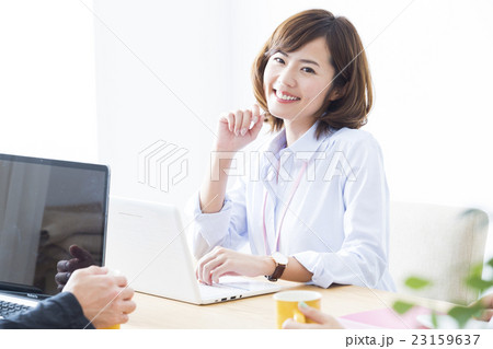 若い女性 23159637