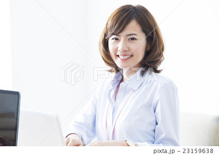 若い女性 若い女性 23159638