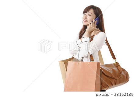 買い物を楽しむ若い女性 23162139