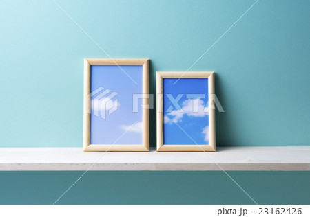 青い背景と写真立て 青い背景と写真立て 23162426