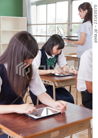 中学・高校タブレット活用　学校の授業風景 23163070
