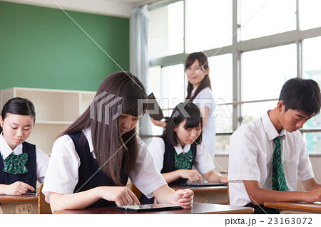 中学・高校タブレット活用　学校の授業風景 23163072