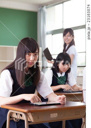 中学・高校タブレット活用　学校の授業風景 23163074