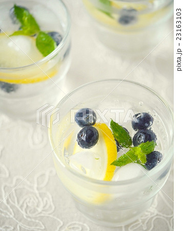ブルーベリーとレモンの炭酸ミント水 ハイアングル の写真素材