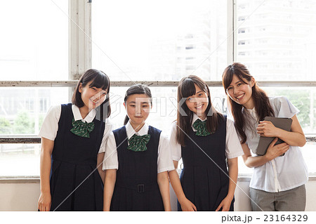 窓辺の生徒と担任の先生 23164329