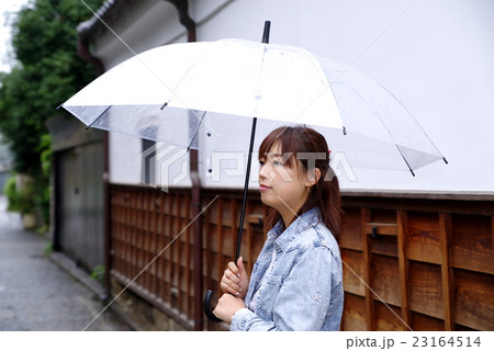雨傘を差す女性 雨の季節の日本の佇まい 白壁と板張りと石畳 23164514