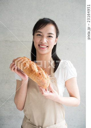 パンを持った女性 23164951