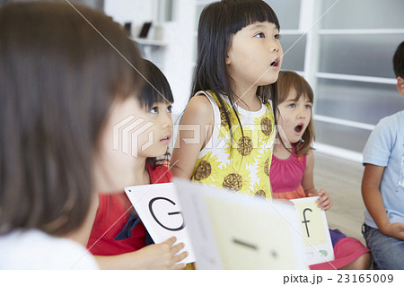 子供英会話 授業風景の写真素材