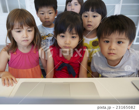 パソコンを見る子供たち パソコンを見る子供たち 23165082
