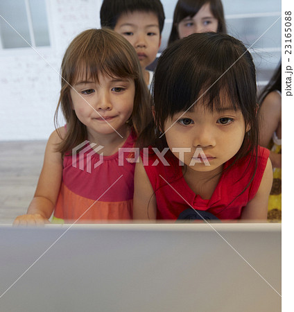 パソコンを見る子供たち パソコンを見る子供たち 23165088