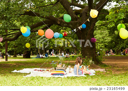ピクニックを楽しむ子供 23165499