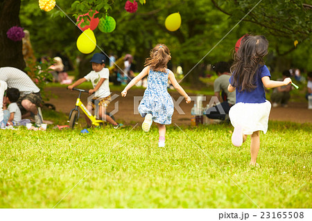 ピクニックを楽しむ子供の写真素材