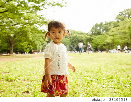 公園で遊ぶ子供 公園で遊ぶ子供 23165513
