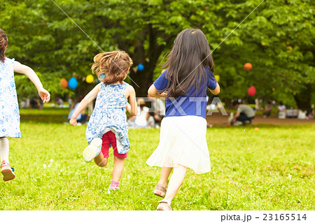 公園で遊ぶ子供の写真素材