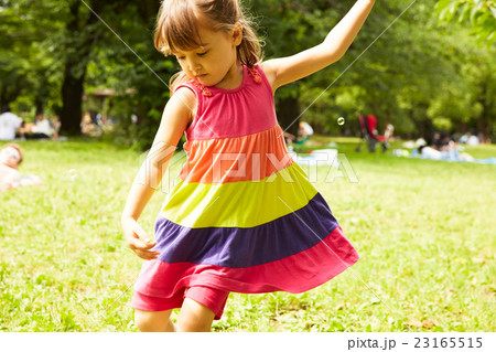 公園で遊ぶ子供 23165515