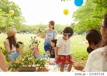 ピクニックを楽しむママ友達 23165516