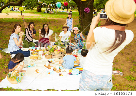 ピクニックを楽しむママ友達 23165573