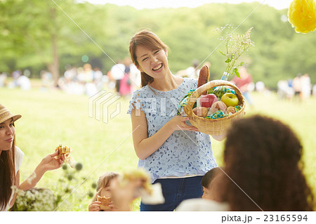 ピクニックを楽しむママ友達 23165594
