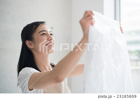 洗濯物を干す女性の写真素材