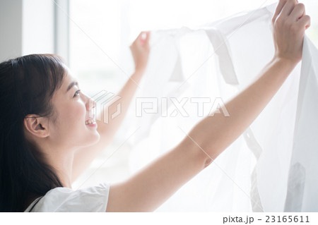 洗濯物を干す女性 23165611