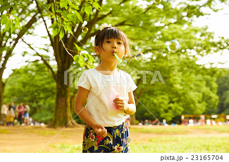 シャボン玉で遊ぶ子供 23165704