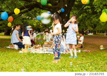 シャボン玉で遊ぶ子供の写真素材