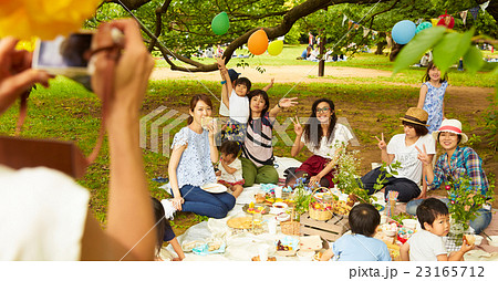 ピクニックを楽しむママ友達 ピクニックを楽しむママ友達 23165712