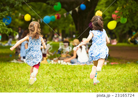 公園で遊ぶ子供の写真素材
