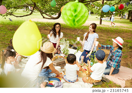 ピクニックを楽しむママ友達 23165745