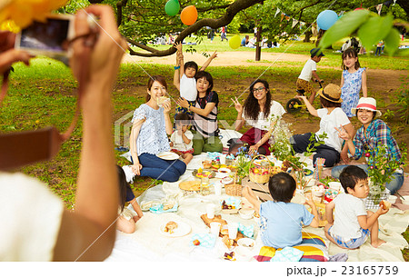 ピクニックを楽しむママ友達 23165759
