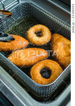 cooking donuts 23166405