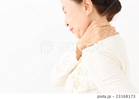 シニア女性　肩こり 23168173