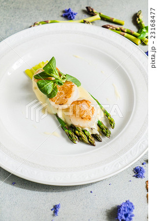 Freshly sauteed scallops with green asparagus Freshly sauteed scallops with green asparagus 23168477