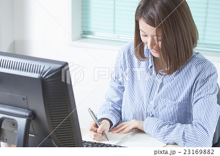 オフィスカジュアルポートレート 23169882