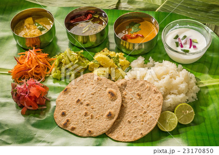 インドの典型的なカレー定食　ミールズ　 Lunch of meals south India 23170850