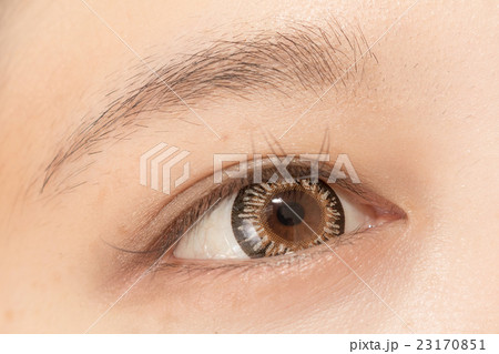 カラコンのアジア人女性の片目 woman of colored contact lenses 23170851