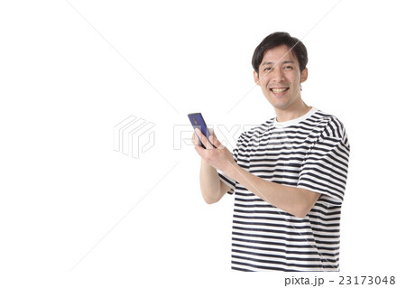 ネットゲームにハマる男性 23173048