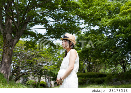 公園でマタニティフォト しゃぼん玉 公園でマタニティフォト しゃぼん玉 23173518