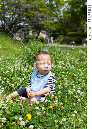 公園でシャボン玉で遊ぶ赤ちゃん 23173611