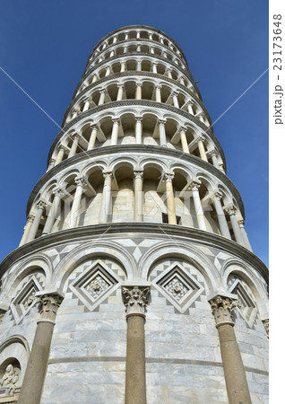 Leaning Tower of Pisa seen from below 23173648