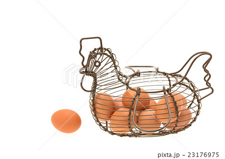 複数の茶色い卵とニワトリの卵入れ 23176975