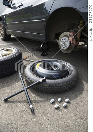 応急タイヤに交換する様子 23177270