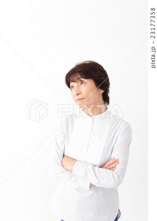 悩むシニア女性 悩むシニア女性 23177358