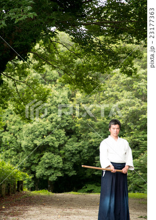 正面を向く剣士 23177363