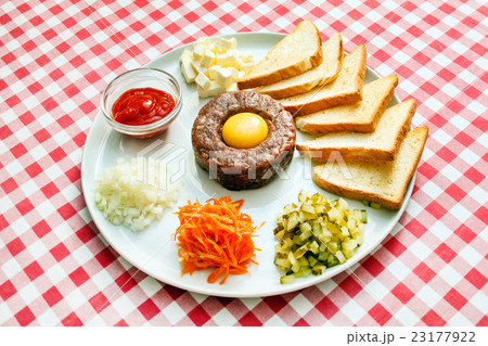 tartare meat with egg yolk 23177922