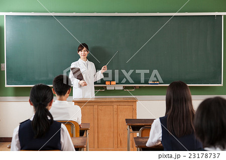 中学生理科授業 教壇の先生の写真素材