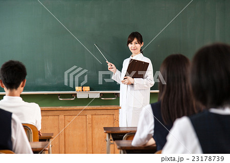 中学生理科授業 教壇の先生の写真素材