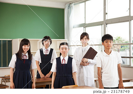 中学生休み時間　理科の先生と生徒　 23178749
