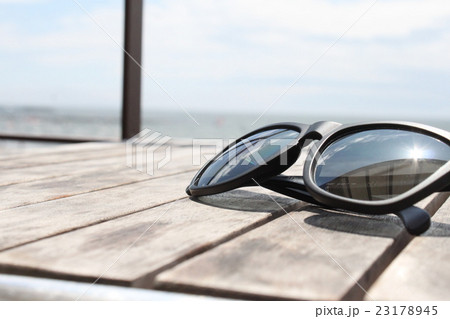 夏の逗子海岸 海沿いにサングラスの写真素材